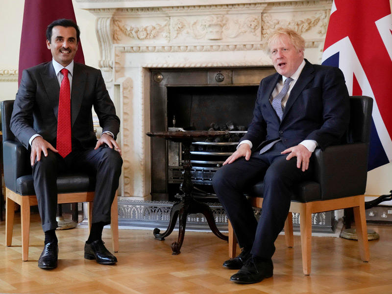 جانب من لقاء رئيس الوزراء البريطاني بوريس جونسون مع أمير قطر الشيخ تميم بن حمد آل ثاني في لندن