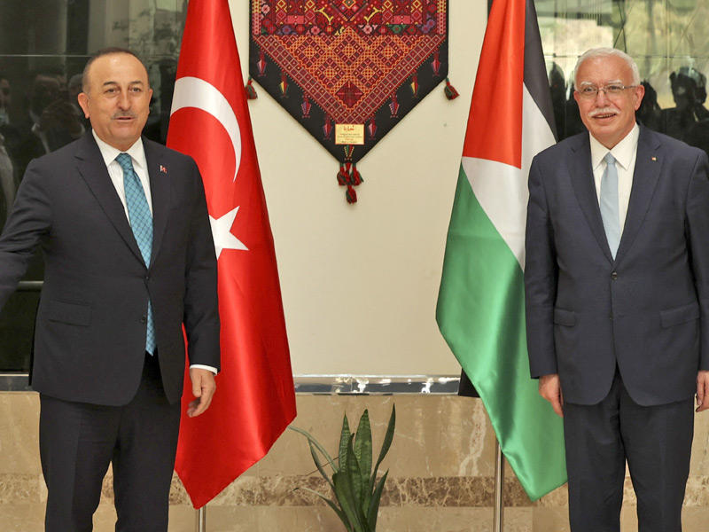 وزير الخارجية الفلسطيني رياض المالكي يستقبل وزير الخارجية التركي مولود جاويش أوغلو في مدينة رام الله بالضفة الغربية المحتلة