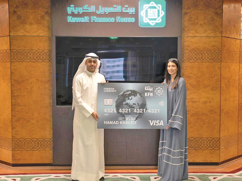 خالد الشملان متسلماً الجائزة 