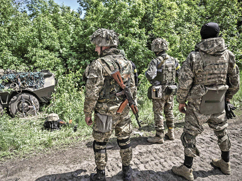 جنود أوكرانيون في أحد المواقع المتقدّمة بمدينة ليزيشانسك في دونباس (ا ف ب) 