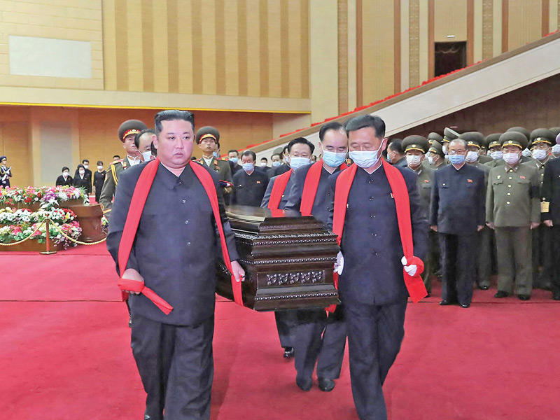  زعيم كوريا الشمالية كيم جونغ أون في جنازة هيون شول هيي