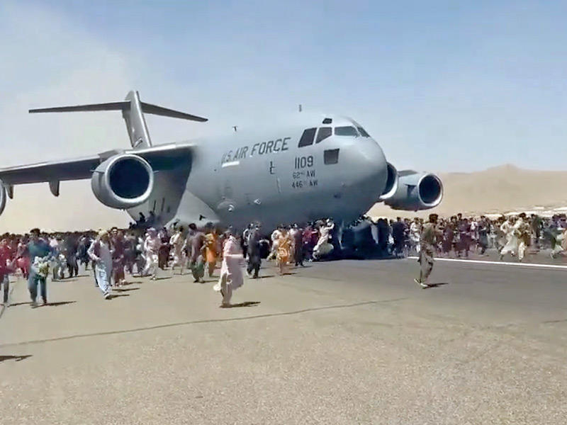 انسحاب طائرة أميركية من أفغانستان 