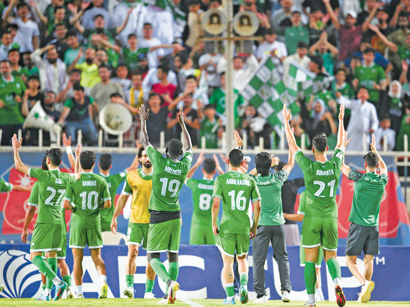 لاعبو الأخضر يحيون الجماهير بعد التأهل (تصوير نوفل ابراهيم)