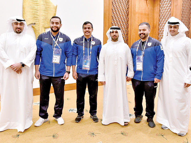 رئيس اللجنة الأولمبية الكويتية الشيخ فهد الناصر يتوسط أبطال منتخب الكويت