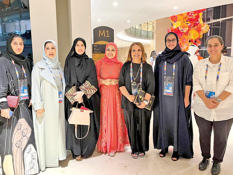 عضوة اللجنة الأولمبية الكويتية رئيسة رياضة المرأة فاطمة حيات مع الوفود النسائية