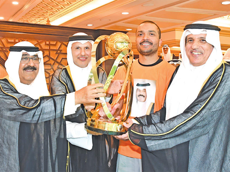 نائب الأمير يتوج رئيس نادي كاظمة وقائد الفريق في حضور رئيس الاتحاد بلقب بطولة كأس الأمير 