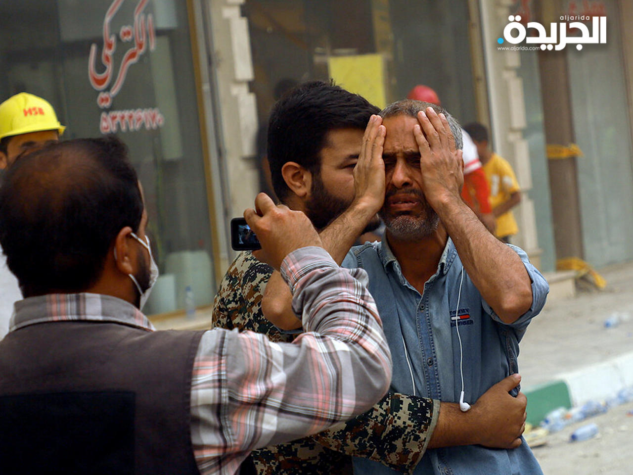 أسر الضحايا يبكون أقاربهم