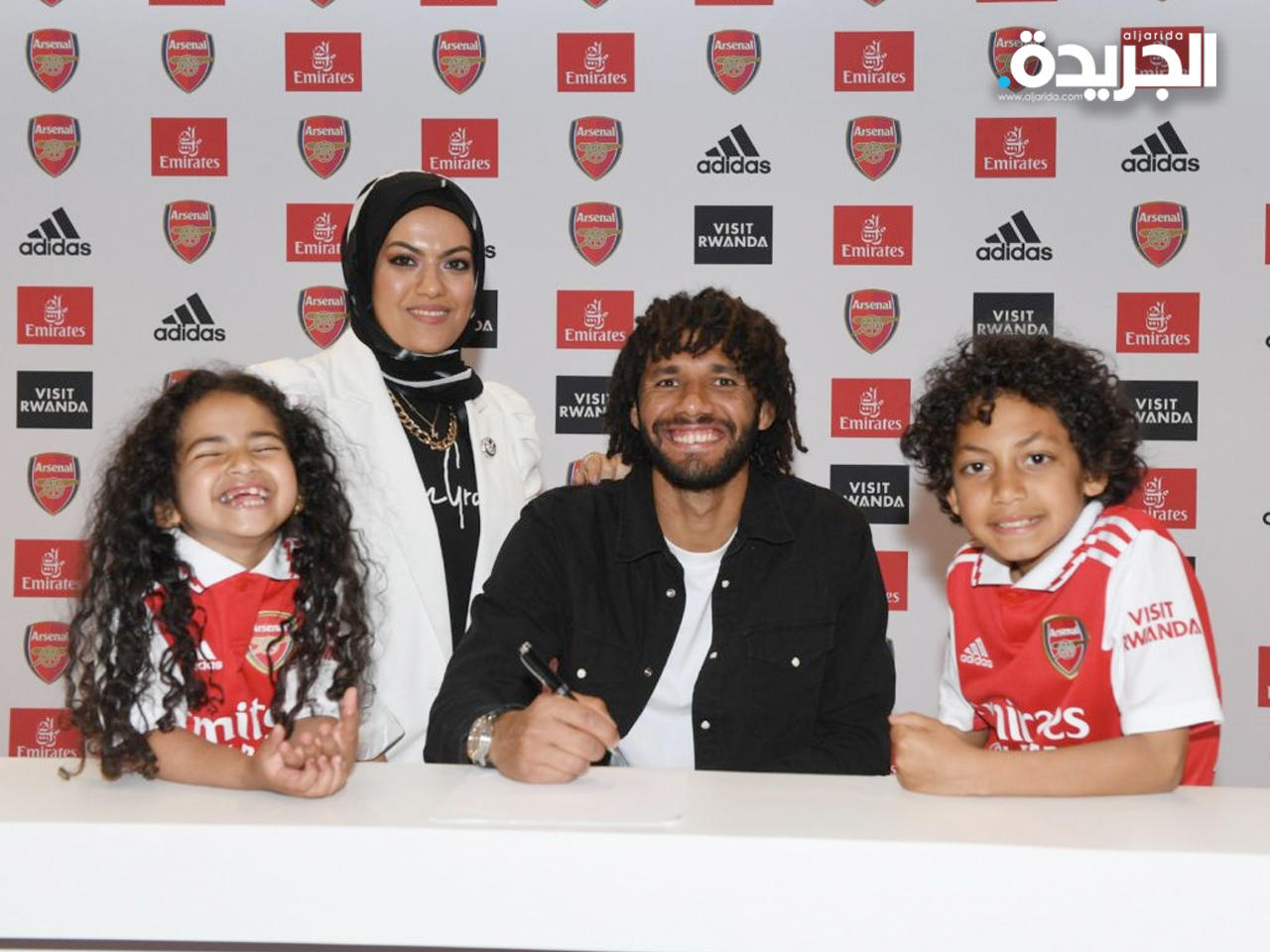 المصري محمد النني مع عائلته خلال التوقيع