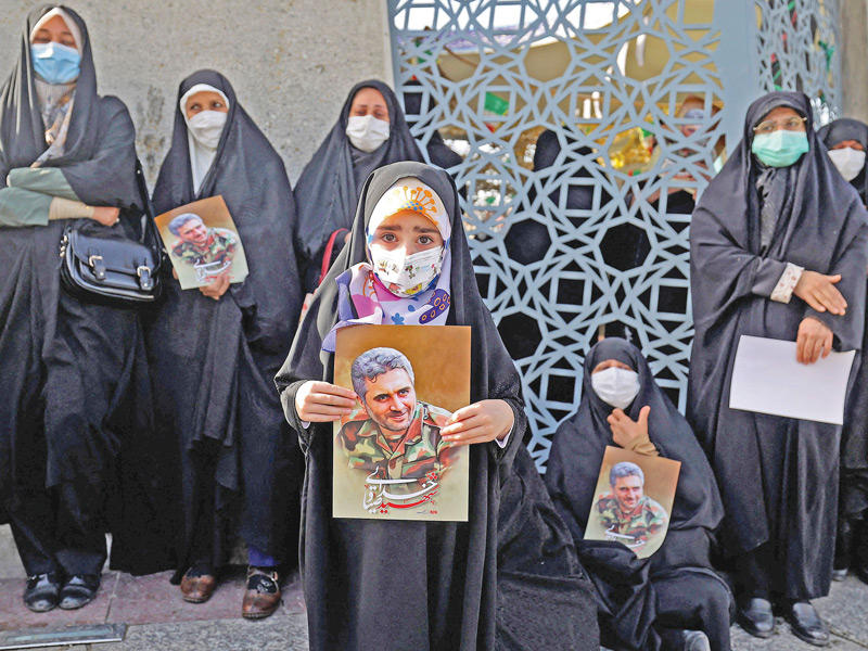 جانب من تشييع القيادي في الحرس الثوري الذي اغتيل في طهران (رويترز)