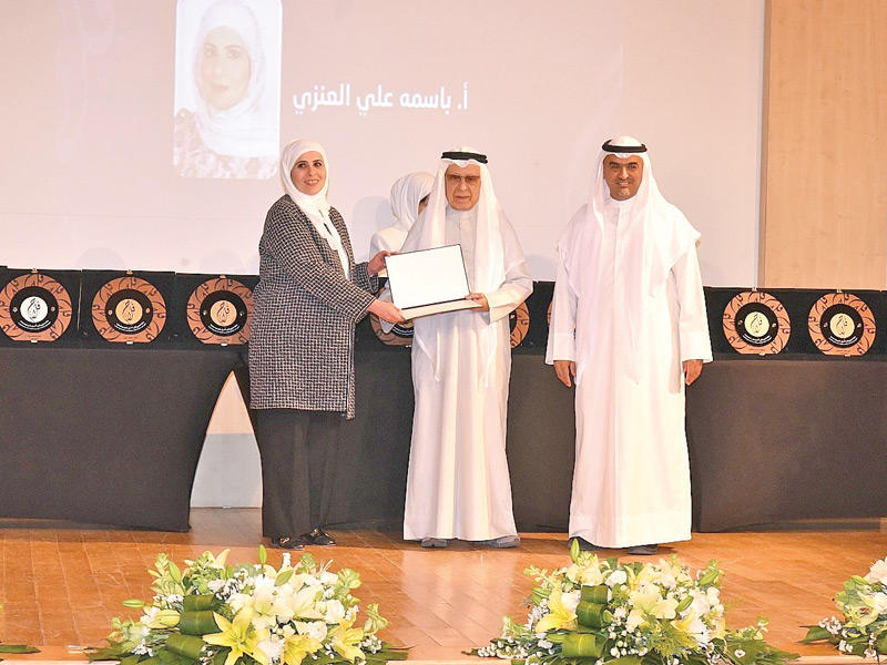 رئيس مجلس ادارة جائزة فلاح مبارك الحجرف فهد المعجل مكرماً الروائية والكاتبة الكويتية أ. باسمة العنزي 