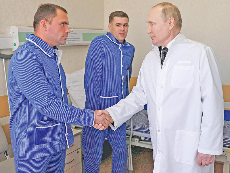 بوتين يزور جنودا أصيبوا بمعارك أوكرانيا في مستشفى عسكري بموسكو (رويترز)