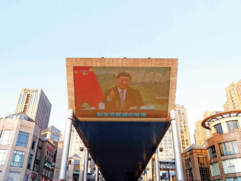 شاشة عملاقة في بكين تبث لقاء تشي جينبينغ مع باشليه أمس (رويترز)