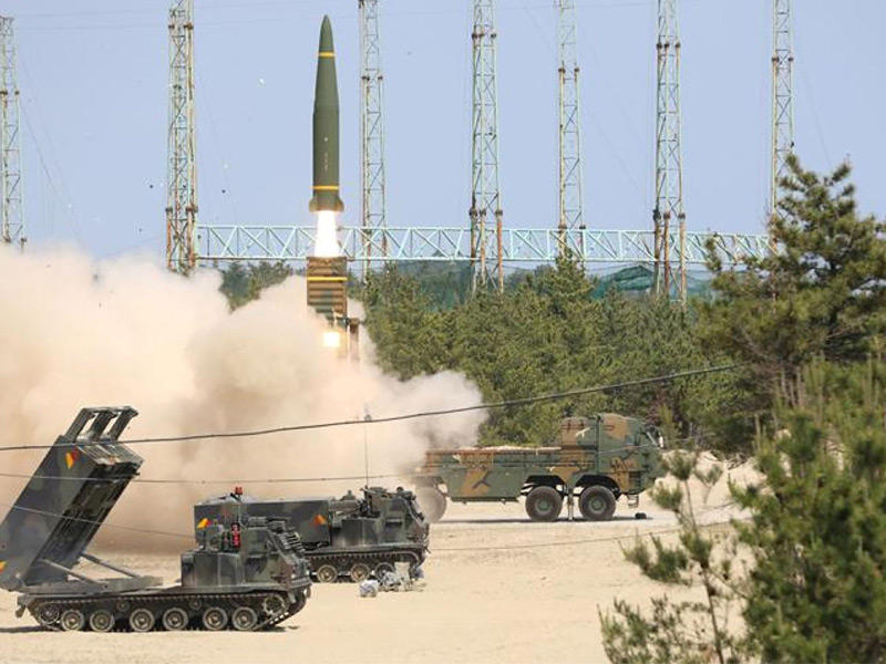 اطلاق صاروخ Hyunmu 2 من موقع غير معروف على الساحل الشرقي لكوريا الجنوبية خلال تمرين بالذخيرة الحية