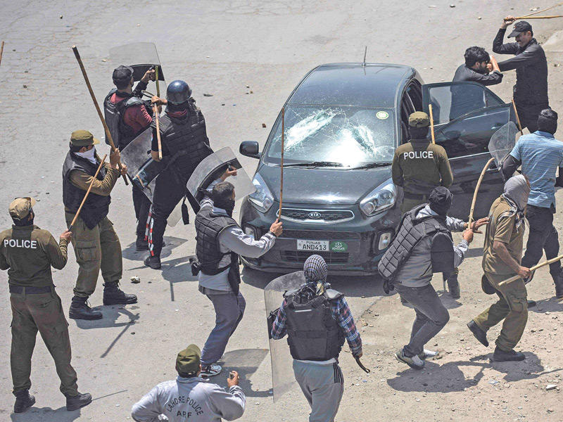 الشرطة الباكستانية في مواجهة أنصار رئيس الوزراء المخلوع عمران خان لمنعهم من الوصول إلى العاصمة إسلام آباد