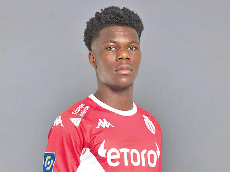  لاعب الوسط الفرنسي أوريلين تشواميني