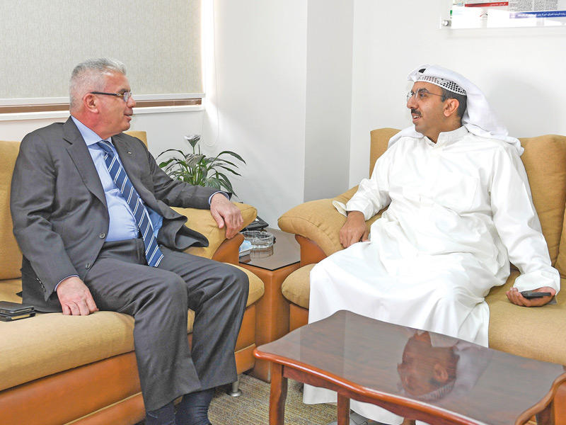 رئيس التحرير خالد هلال المطيري مستقبلاً طهبوب أمس