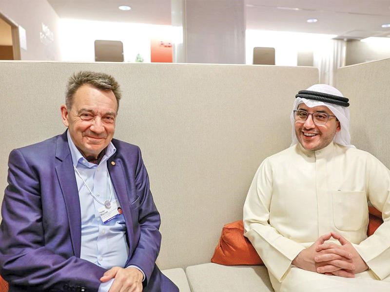 وزير الخارجية الشيخ الدكتور أحمد الناصر ملتقياً رئيس اللجنة الدولية للصليب الأحمر بيتر ماورير