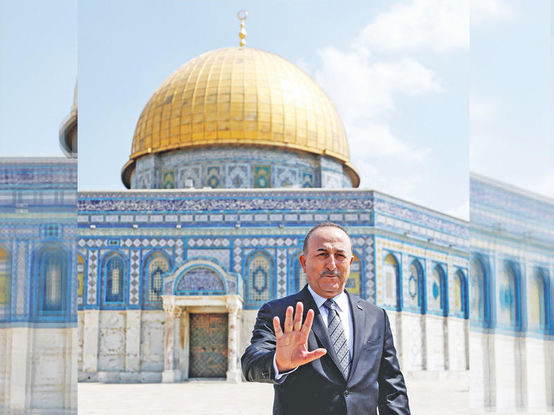 وزير الخارجية التركي مولود جاويش أوغلو أمام قبة الصخرة في القدس أمس (رويترز)n