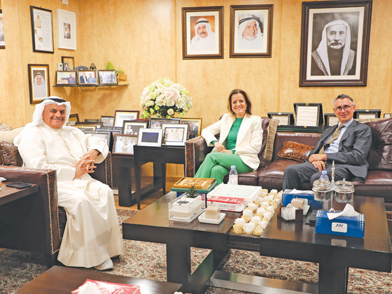 رئيس مجلس الإدارة الرئيس التنفيذي في شركة علي عبدالوهاب المطوع مع السفيرة الفرنسية لدى دولة الكويت كلير لوفليشر والملحق الاقتصادي برونو زنغيليني