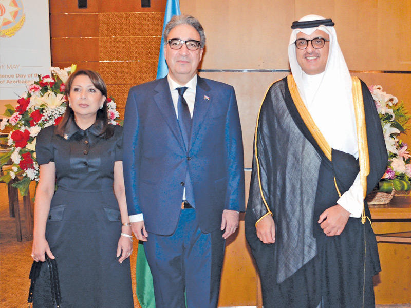 سفير أذربيجان لدى البلاد أليخان قهرمان والسفير السعودي خلال الحفل