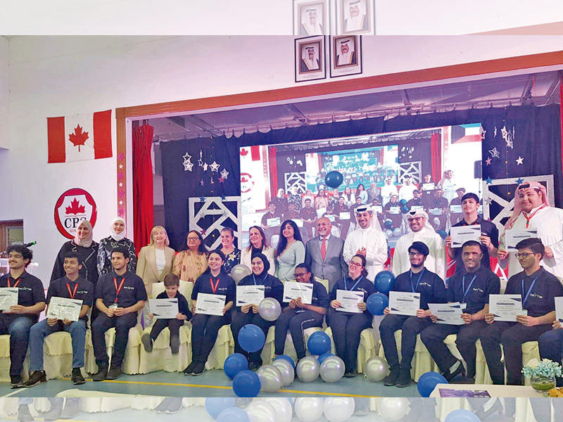 الرئيس التنفيذي لشركة «فلاورد» عبدالعزيز اللوغاني متوسطاً الطلبةn