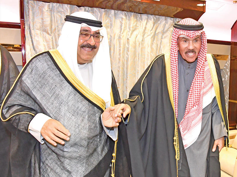 الأمير لدى عودته إلى البلاد أمس وفي استقباله ولي العهد