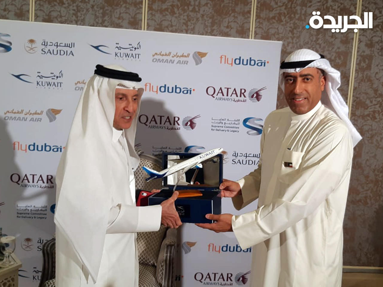 الرئيس التنفيذي للخطوط الجوية الكويتية معن الرزوقي  مع الرئيس التنفيذي للخطوط الجوية القطرية أكبر الباكر خلال توقيع الاتفاقية