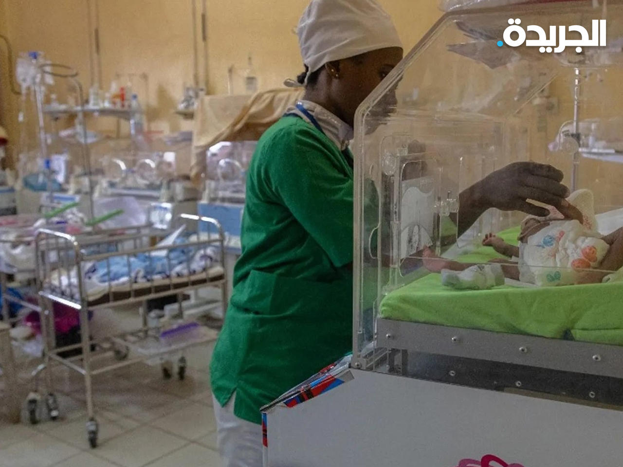 ممرضة تعتنى برضيع في مستشفى بالسنغال - الأرشيف
