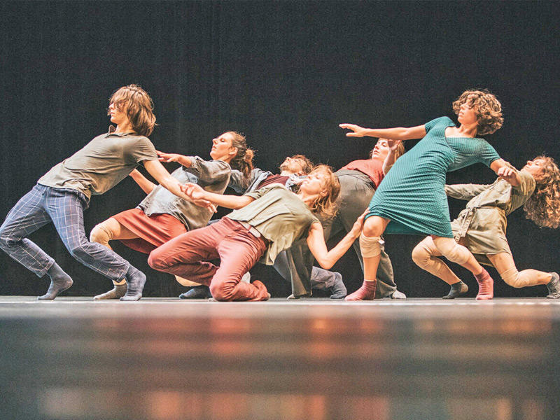 من عروض الرقص