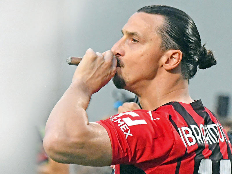  نجم ميلان المهاجم المخضرم زلاتان إبراهيموفيتش