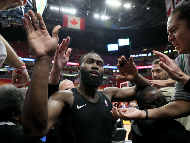 نجم بوسطن سلتيكس جيلين براون يحتفل مع الجمهور بالفوز على ميامي هيت