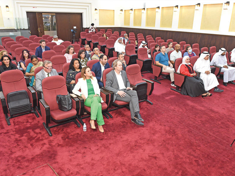 السفيرة الفرنسية كلير لوفليشر في مقدمة الحضور خلال المحاضرة