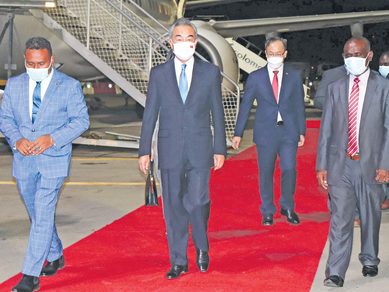 وزير خارجية جزر سليمان مستقبلاً نظيره الصيني أمس (أ ف ب)