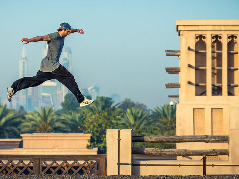 أحد حركات رياضة الباركور