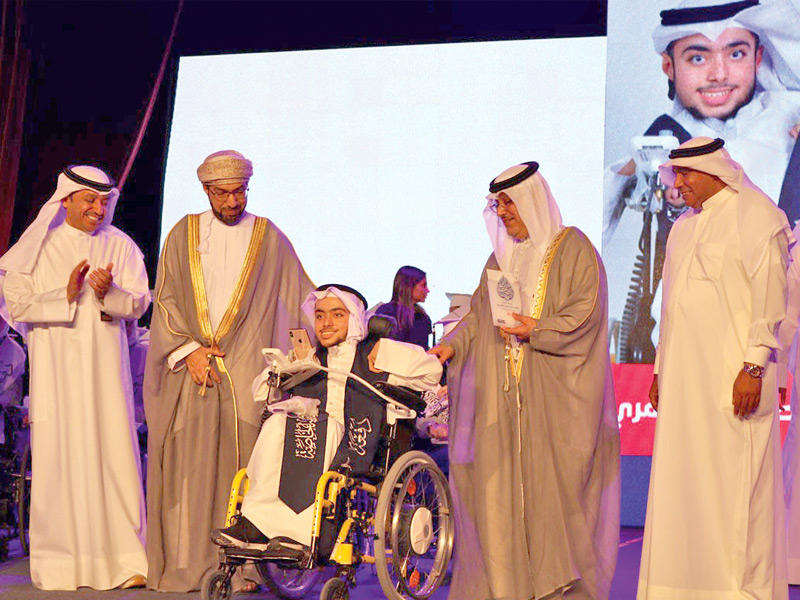 وكيل وزارة التربية المساعد للتعليم الخاص والنوعي د. عبدالمحسن الحويلة والسفير العماني خلال تكريم أحد الطلبة الخريجين