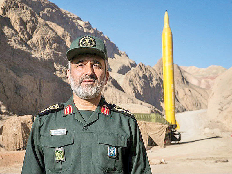 اللواء حاجي زاده خلال اختبار صاروخي