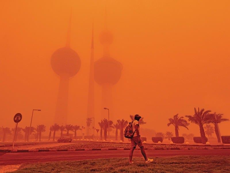 العواصف الرملية تحوّل سماء الكويت إلى اللون البرتقالي 