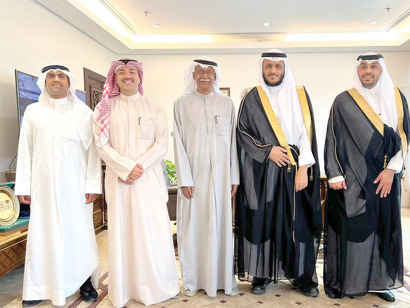 المحامي العام الأول المستشار سلطان بوجروه مستقبلا الوفد السعودي