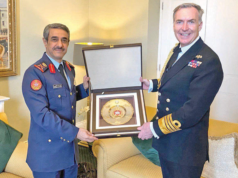  اللواء الركن فهد الطريجي خلال لقائه رئيس أركان الدفاع البريطاني