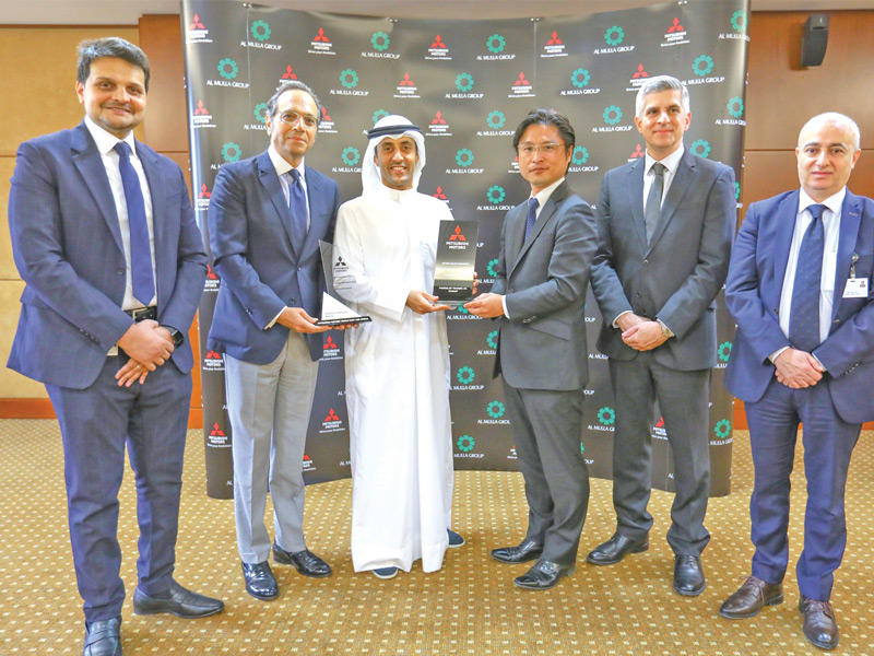 الرئيس التنفيذي لشركة ميتسوبيشي موتورز الشرق الأوسط وإفريقيا يوتاكا يانو اثناء تسليم درع الجائزتين الألماسية والبلاتينية إلى الرئيس التنفيذي لمجموعة الملا طلال الملا