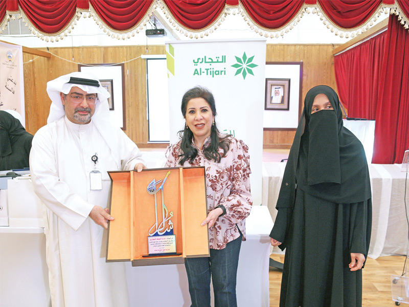 نائبة المدير العام لقطاع التواصل المؤسسي في البنك أماني الورع تتوسط مراقب الشؤون التعليمية ومديرة المدرسة