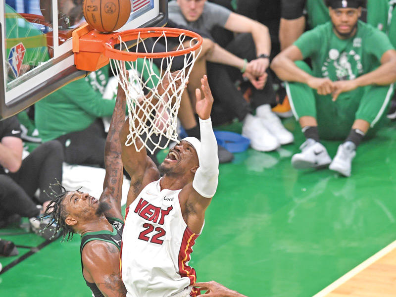  جيمي باتلر نجم ميامي يسجل في سلة سلتيكس