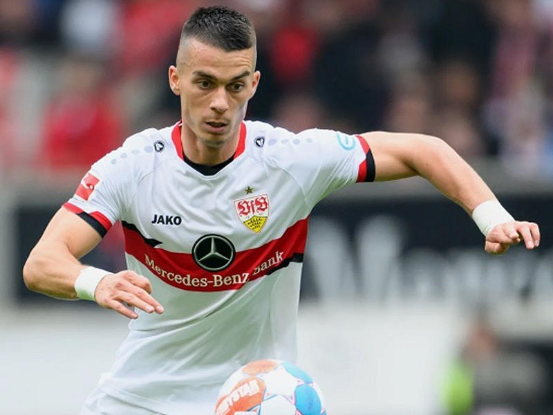 لاعب خط الوسط إريك تومي