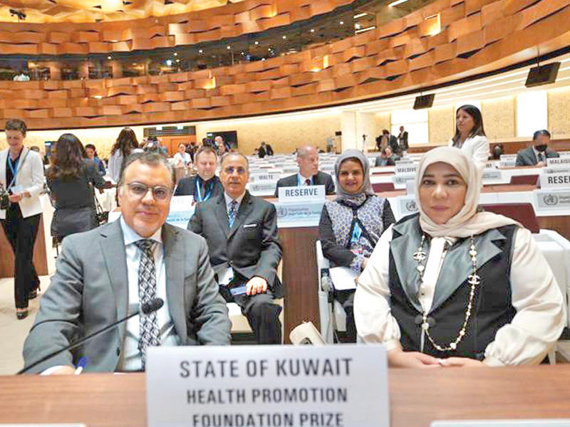 السعيد والحمد خلال مراسم منح الجائزة