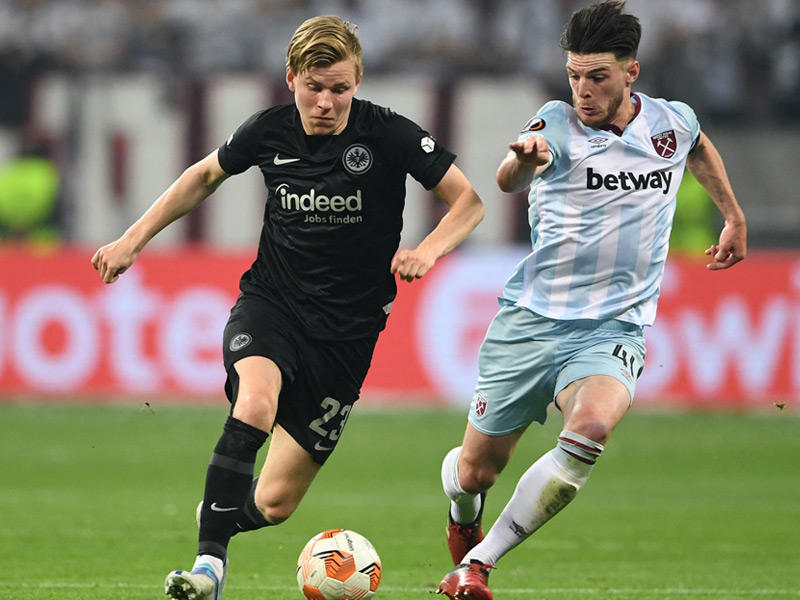 لاعب وسط فرانكفورت النرويجي ينس بيتر هاوج  ولاعب خط الوسط الإنجليزي ديكلان رايس من وست هام يونايتد يتنافسان على الكرة