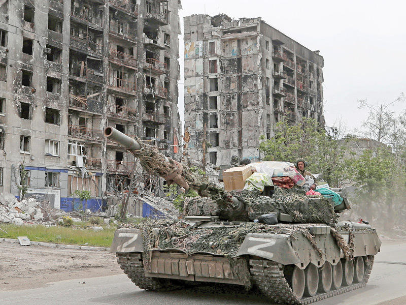 انفصاليون موالون لروسيا في إحدى مدن لوغان (رويترز)