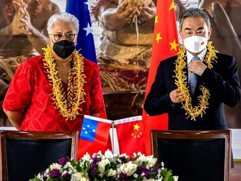 وزير الخارجية الصيني وانغ يي ورئيسة الوزراء في جزر ساموا فيامي نعومي مطعفة يحضران مراسم توقيع الاتفاقيات بين البلدين في أبيا (أ ف ب)