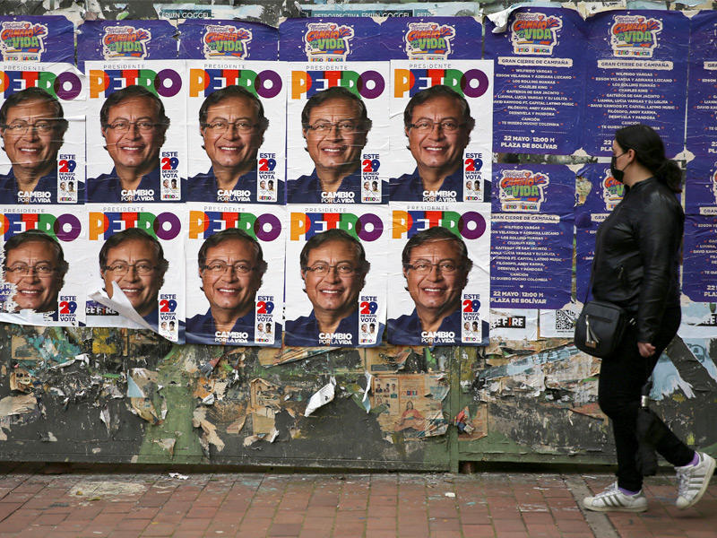 ملصقات للمرشح الرئاسي الكولومبي اليساري غوستافو بيترو من تحالف الميثاق التاريخي قبل أيام من الجولة الانتخابات الأولى (رويترز)