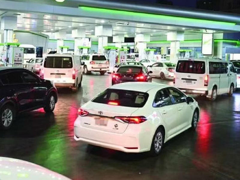 ازدحام في محطات الوقود خلال عطلة نهاية الأسبوع 
