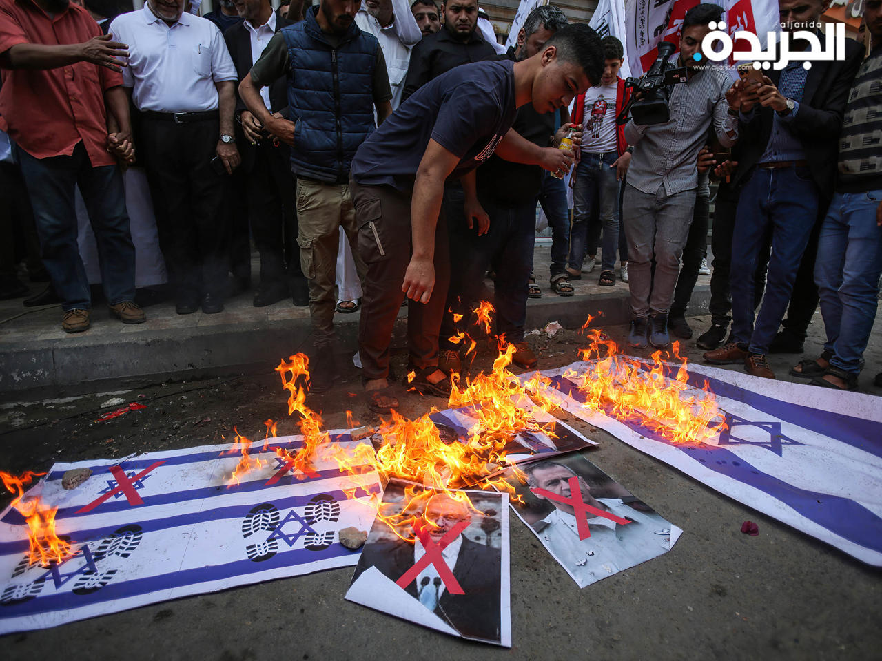 إحراق علم الاحتلال في غزة